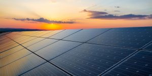 ¿Cuáles son los beneficios de la energía solar en la empresa privada?