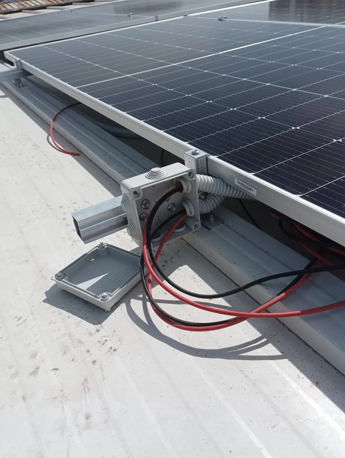 Instalación sobre panel sándwich en Alhaurín de la Torre