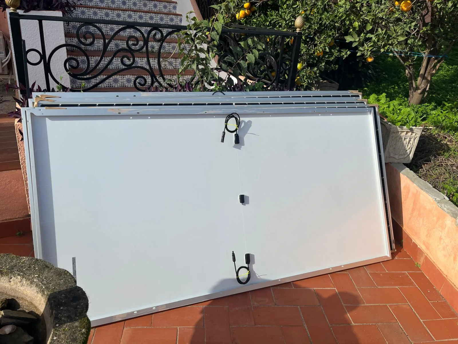 Placas solares sobre teja cerámica en Mijas