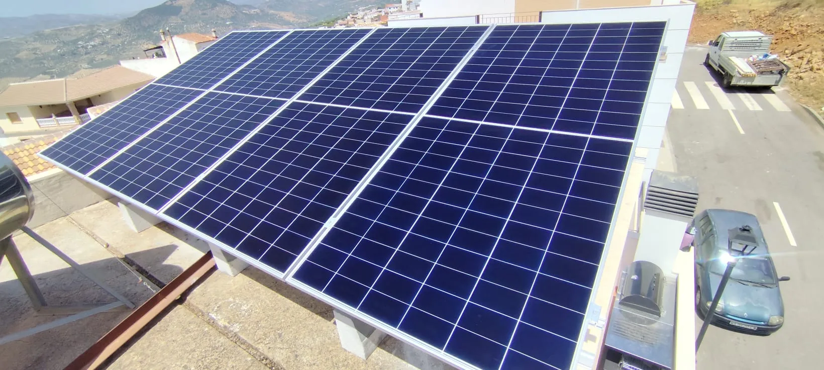 Pórtico solar sobre cubierta plana en Periana