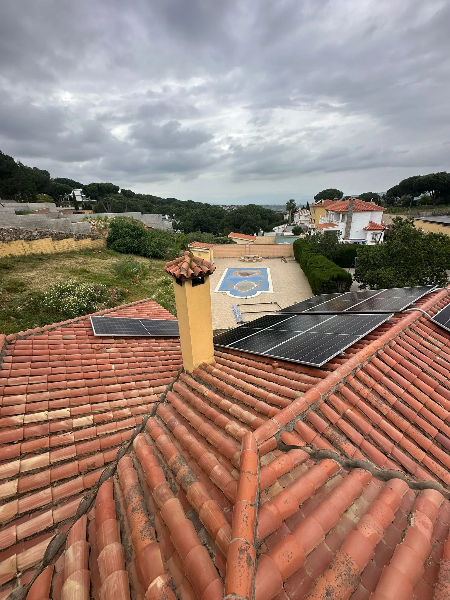 Instalación fotovoltaica reciente en Rincón de la Victoria
