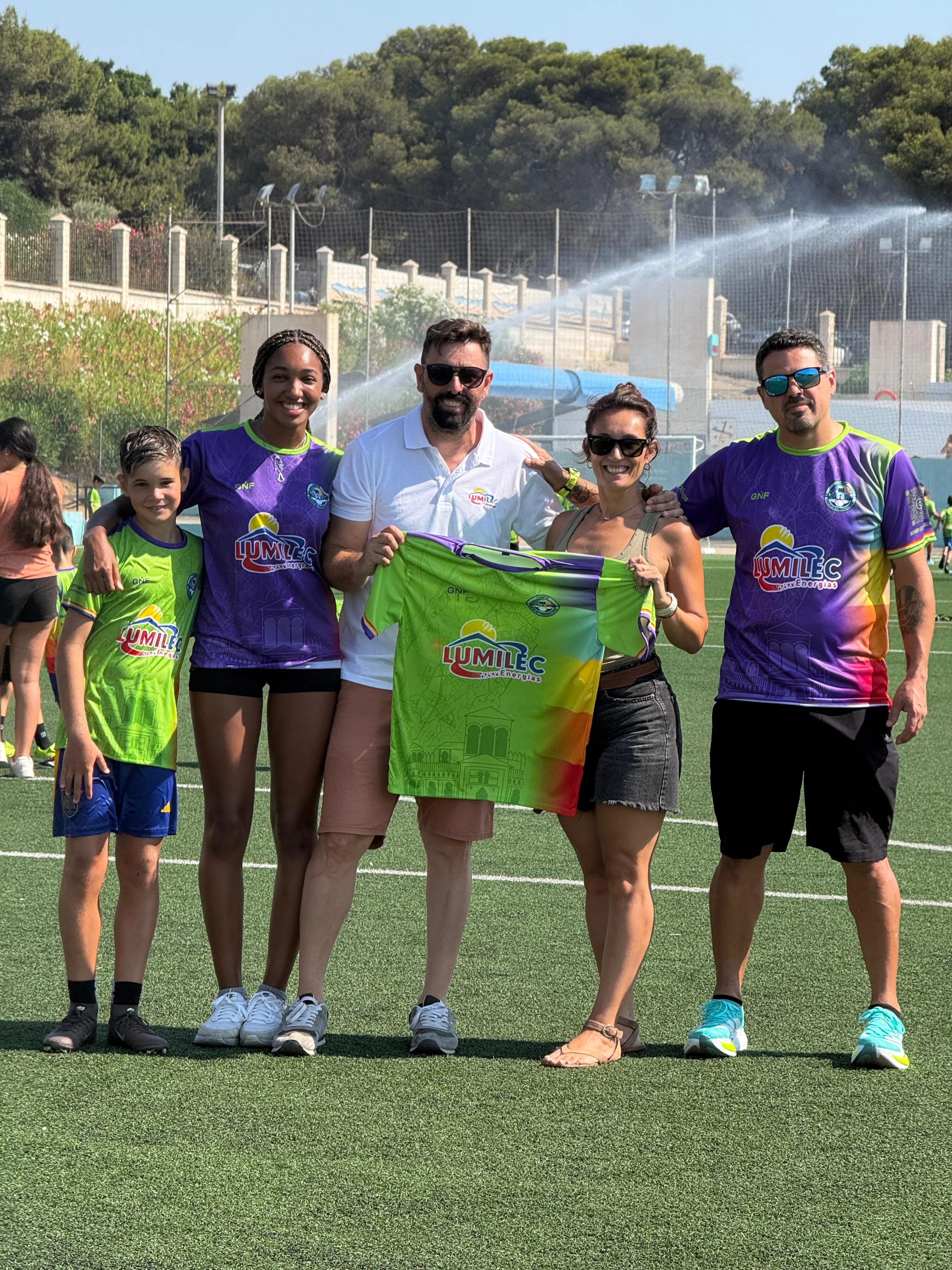 Antonio de Energías Lumilec junto a jugadores del Torremolinos Club de Fútbol